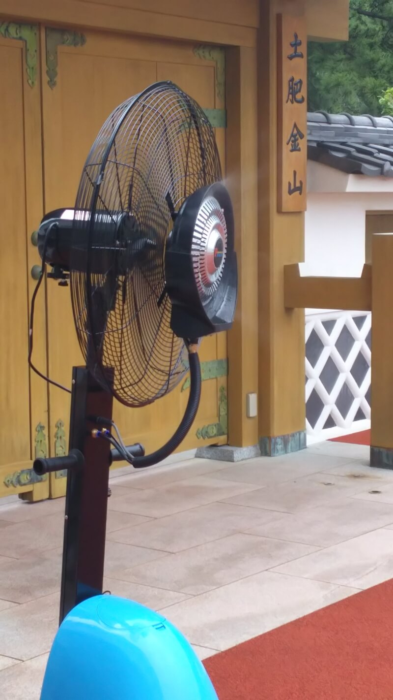 ミストファンで涼しくご利用いただけます